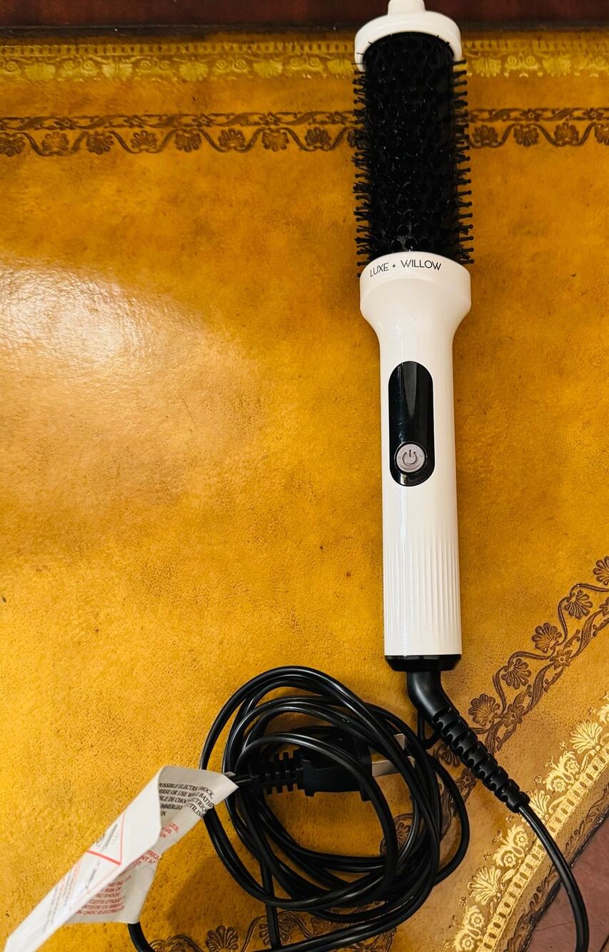 LUXE + WILLOW White Thermal Frizz Free Volume Smooth Hair Brush